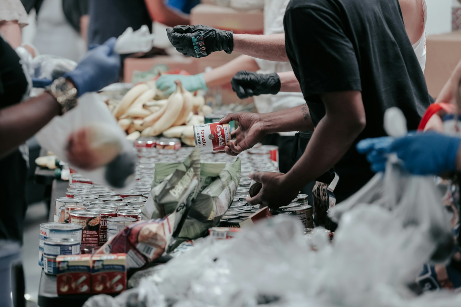 Bénévoles triant des denrées pour les banques alimentaires